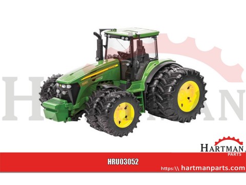 Ciągnik John Deere 7930 z bliźniaczymi oponami